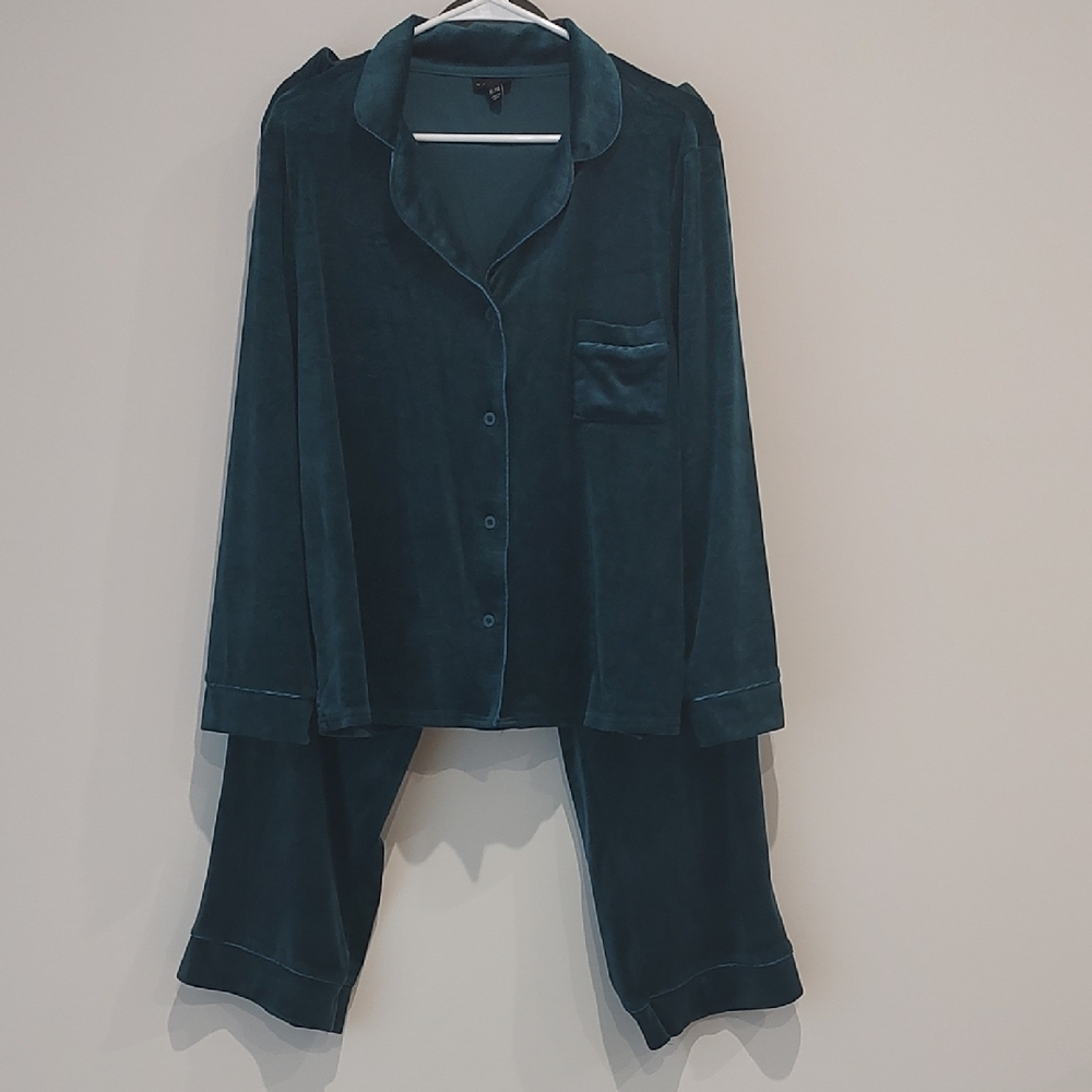 Tahari Velvet Green Loungewear/ Pajama Set. Cozy, Sleep Wear, Travel, Vacation
